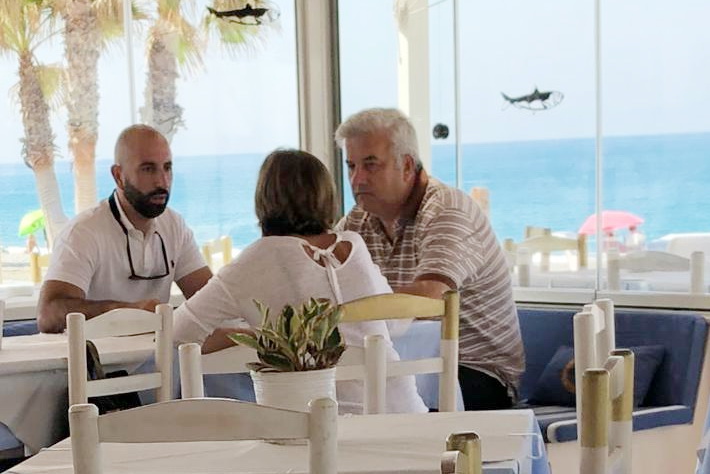 El concejal de Turismo muestra sobre el terreno a responsables de Medioambiente, los problemas de las empresas de actividades náuticas y la ocupación de playas.